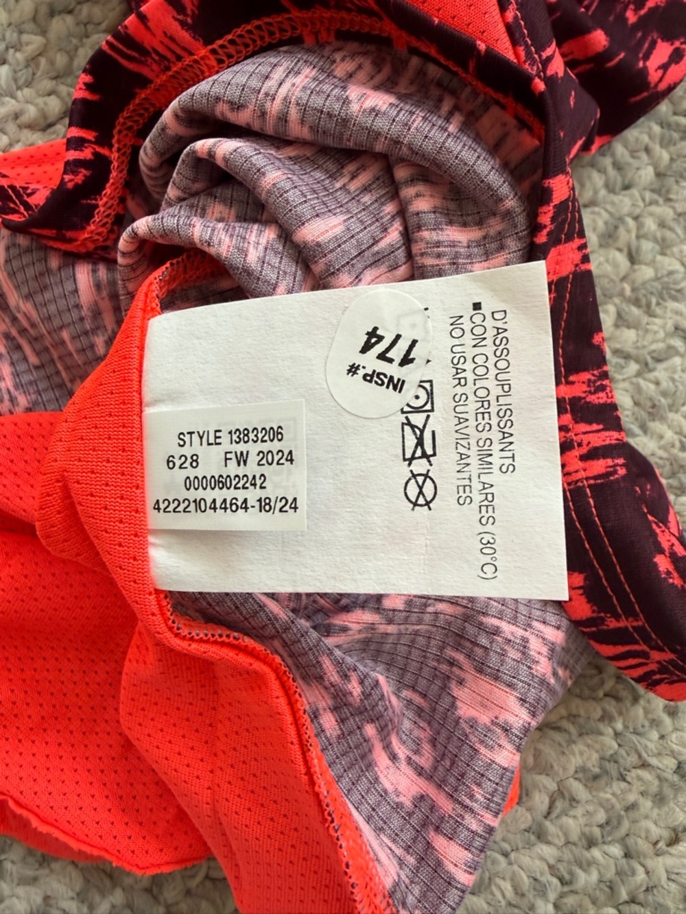 Under Armour Women’s Small HeatGear Athletic Top Red Black Print Shirt - Picture 13 of 13